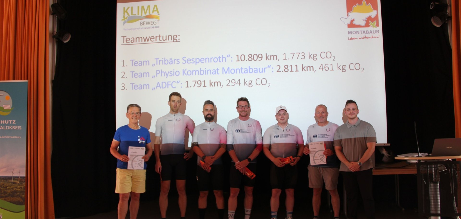 Vertreter der Siegerteams auf der Bühne