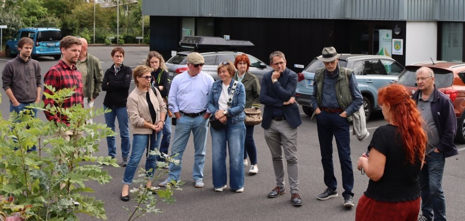 Die Gruppe beim Rundgang durch Selters.