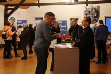 Bild zeigt Aussteller und Bürger im Gespräch