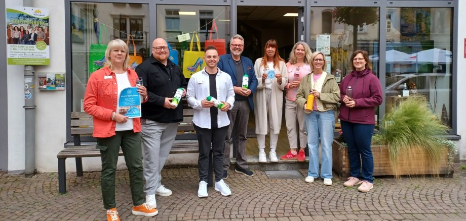 Bild zeigt Personen vor der Tourist-Info mit Refill Aufkleber