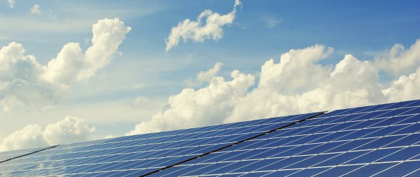 Dach mit Photovoltaik