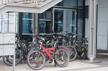 Zahlreiche Fahrräder in einem Fahrradständer am ICE-Bahnhof.