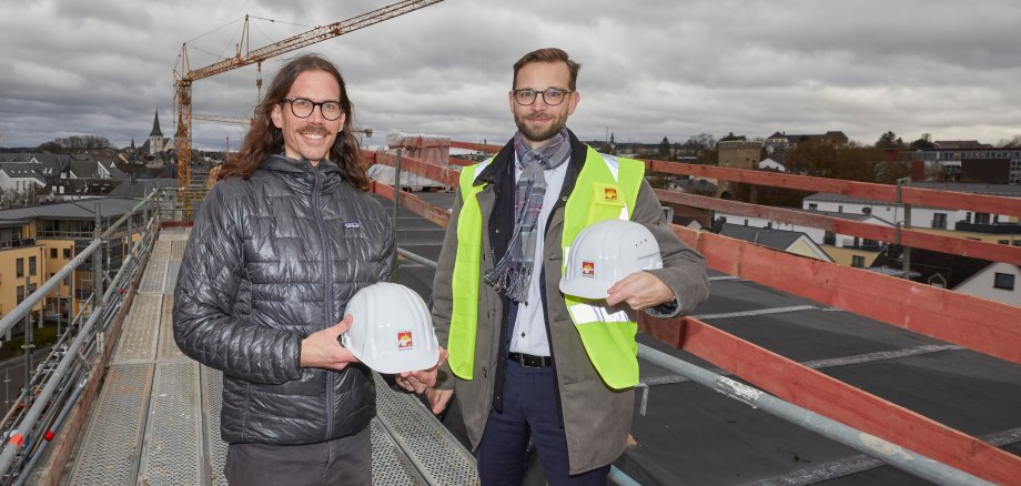 Klimaschutzmanager Max Weber und Bürgermeister Ulrich Richter-Hopprich auf dem Rohbau des neuen Verbandsgemeindehauses