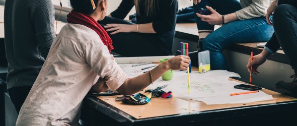 Arbeitsgruppe von Menschen an einem Tisch